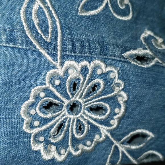 Serengeti Women's Size M 100% Cotton Denim Look Embellished Sleeveless Top - Picture 3 of 9